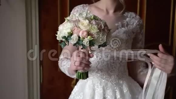 一束白玫瑰的新娘视频的预览图