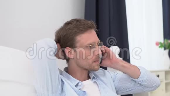 一个中年男人在床上打电话视频的预览图