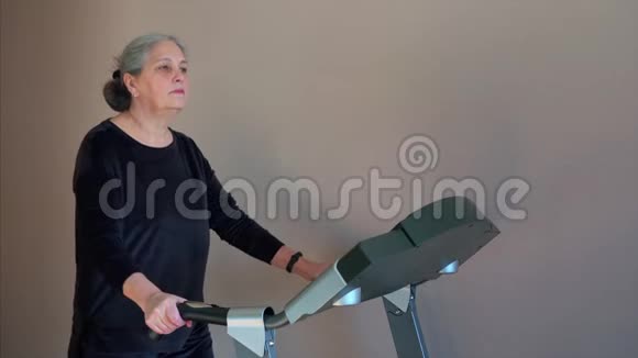 在家里给年长的女人做健身运动视频的预览图