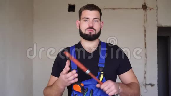 带水管扳手的男水管工一个水管工的肖像视频的预览图