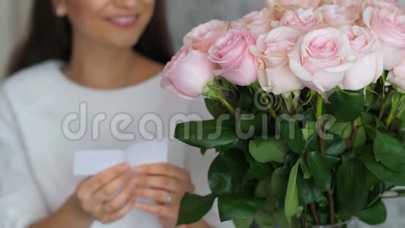 女人收到鲜花留言视频的预览图