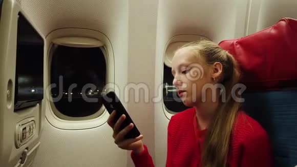 小屋里的少女带智能手机的旅行者女孩视频的预览图
