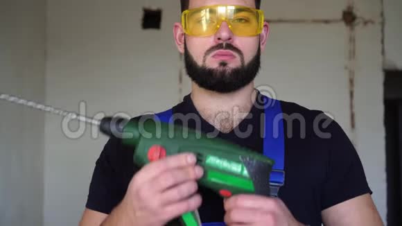 男性建筑工用电动工具的肖像视频的预览图