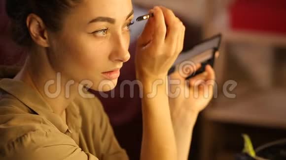 女人用刷子眉毛视频的预览图