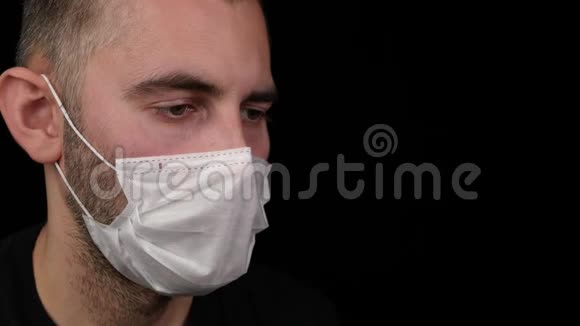 一个病人用喷雾剂治疗他的喉咙然后把它喷到他的嘴里视频的预览图