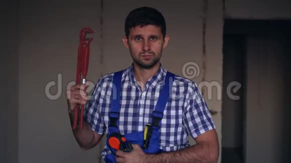一个带大水管工具的男水管工水管工的肖像视频的预览图