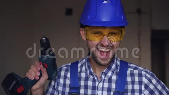 快乐的情感男性建设者用电动螺丝刀男工肖像视频的预览图