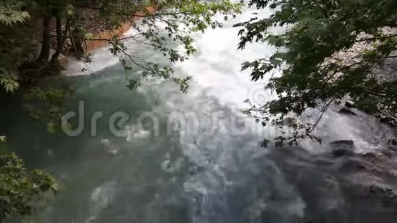 一条山河的快速流动视频的预览图