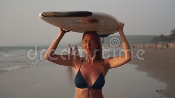 带冲浪板的沙滩冲浪青年性感女子视频的预览图
