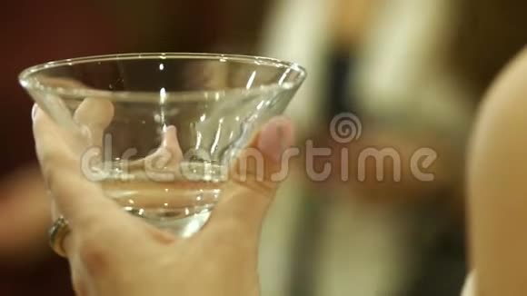 带酒精的杯子的年轻女人视频的预览图