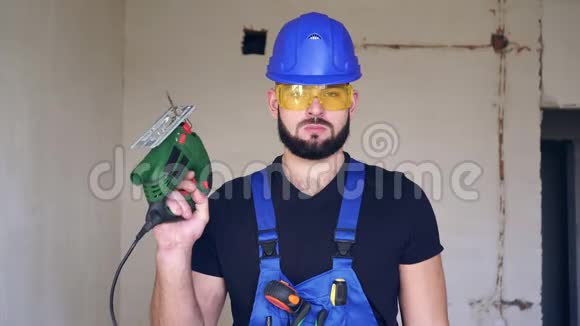 男建筑工人的肖像在室内穿制服的工人视频的预览图