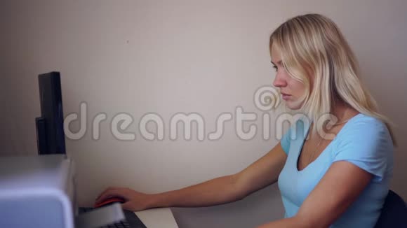 一个年轻的女人在家里用电脑工作家庭办公室概念自由职业者视频的预览图