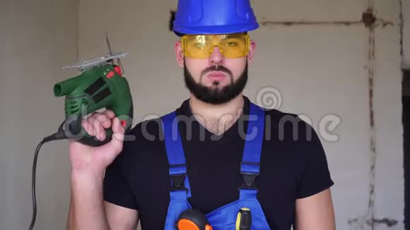 一个有电锯的建筑工人的肖像带电锯的男工视频的预览图