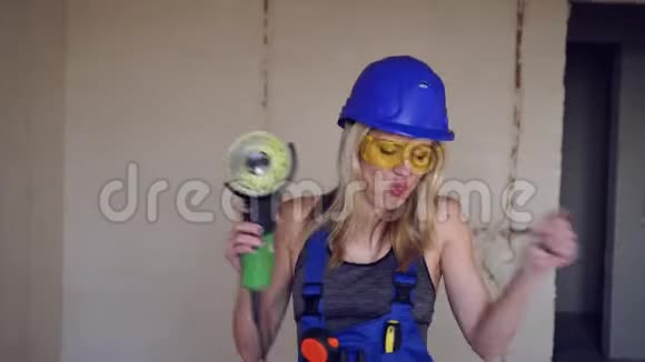幸福的女建筑工人在建筑工地跳舞视频的预览图