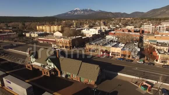 冬季弗拉格斯塔夫亚利桑那州市中心空中录像视频的预览图
