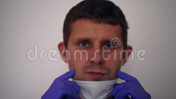 戴医疗面具的男人的肖像预防疾病和病毒视频的预览图