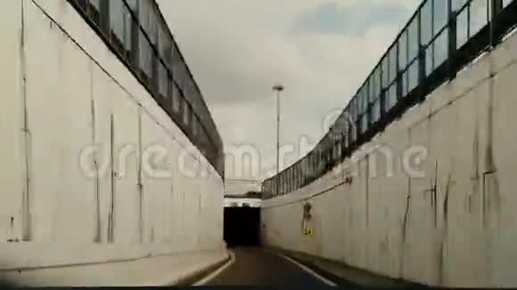 视频显示以改变的速度入口和出口的汽车地下通道到梅斯特雷威尼斯亚视频的预览图
