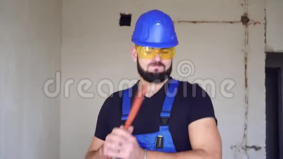 快乐快乐的男水管工在工作中跳舞带水管扳手的水管工视频的预览图