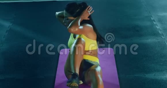 女运动员在健身房训练腹肌视频的预览图