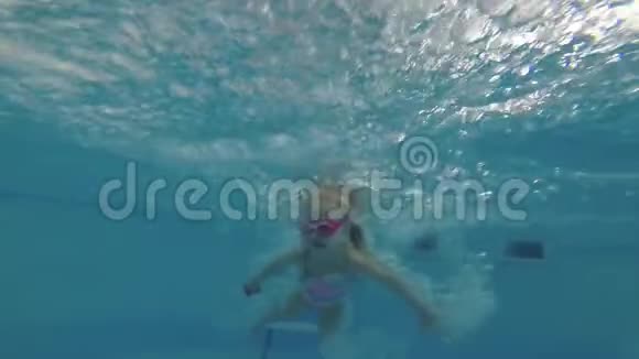 孩子潜入游泳池在游泳池里水下的女孩视频的预览图