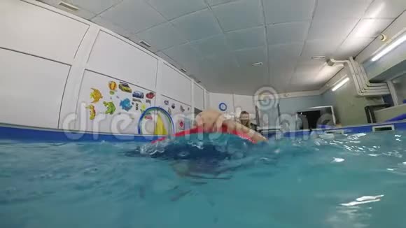快乐的女孩在水下潜水游泳视频的预览图