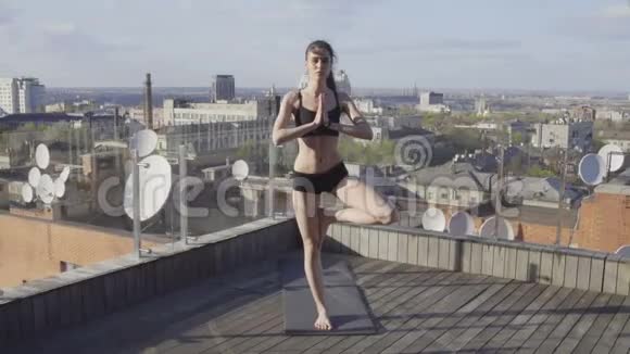 瑜伽平衡姿势的女人视频的预览图