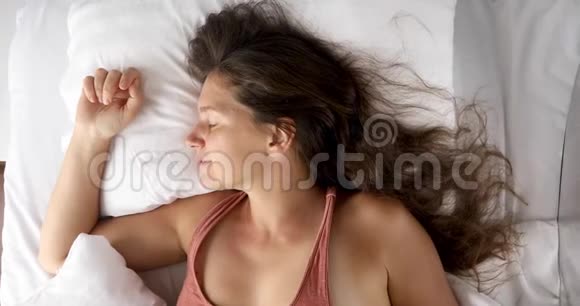 白天睡着的女人视频的预览图