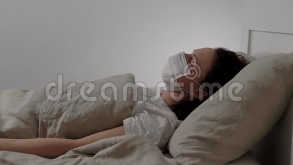 弱型女性冠状病毒患者躺在医院的病床上几乎不咳嗽高温视频的预览图