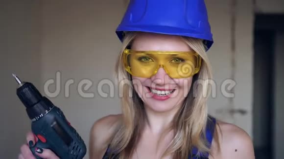 一个乐观积极的建筑女性用电动螺丝刀的肖像视频的预览图