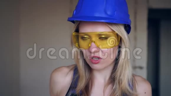 性感兴奋的女建筑工人漂亮的女建筑工人带着工具视频的预览图