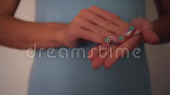 一个女人用消毒酒精擦拭她的手冠状病毒预防视频的预览图