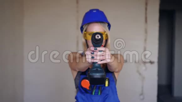女建筑工人用电动螺丝刀漂亮的女建筑工人视频的预览图