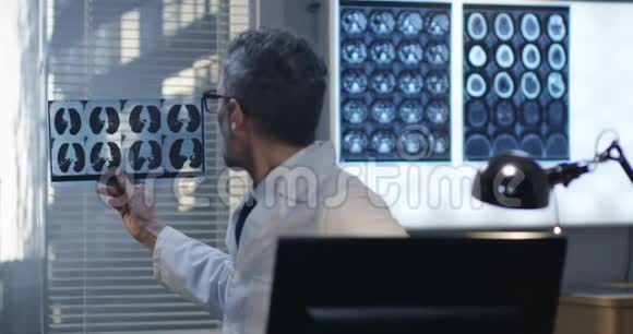 医生分析x射线视频的预览图