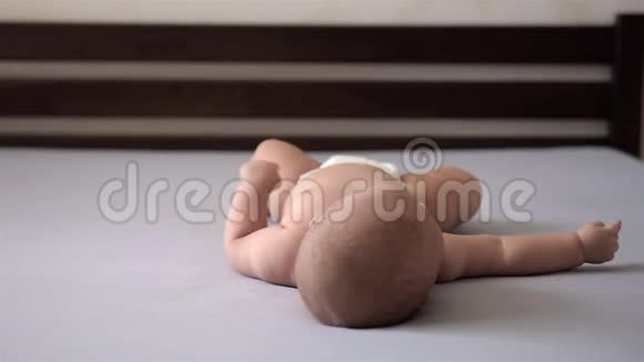 可爱的婴儿躺在灰色的背景后面视频的预览图