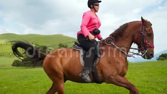 专业骑马者骑马慢动作戴头盔的骑士视频的预览图