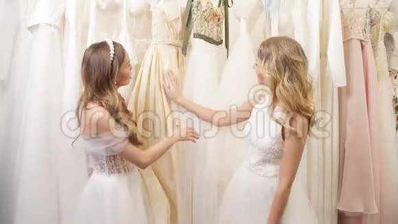 两个年轻女子在婚礼沙龙视频的预览图
