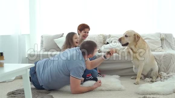 一家人在玩他们的狗客厅视频的预览图
