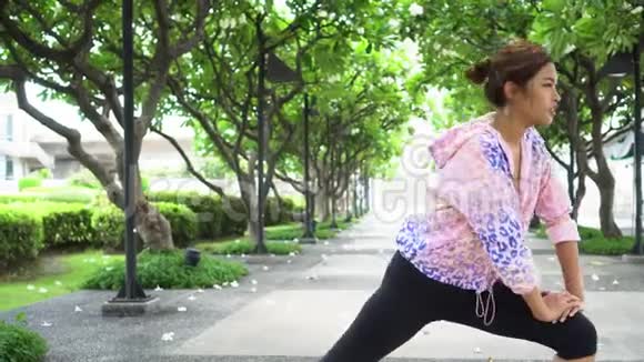 亚洲女人在公园伸展视频的预览图
