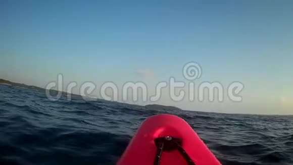 皮艇在海洋中飞溅视频的预览图