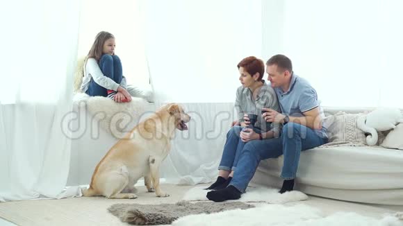 家庭在客厅里聊天和喝茶视频的预览图