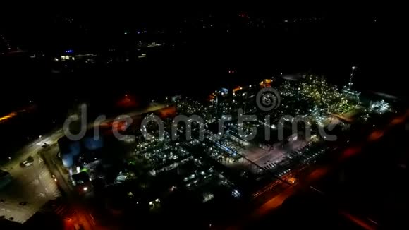 精彩空中无人机4k视野中明亮的夜光照明中的大型现代生态能源电站视频的预览图