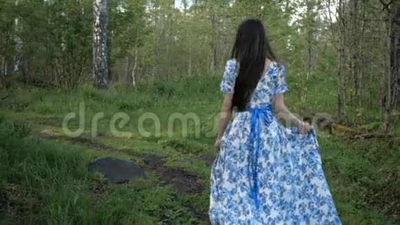 女孩走进树林视频的预览图