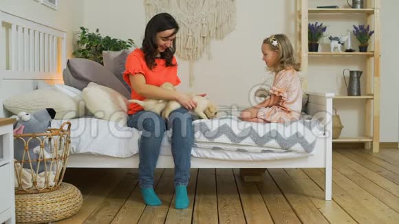 女儿在床上玩小狗的女人视频的预览图