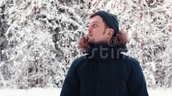 冬天的肖像英俊的加拿大蓝眼睛微笑自信的男模特视频的预览图