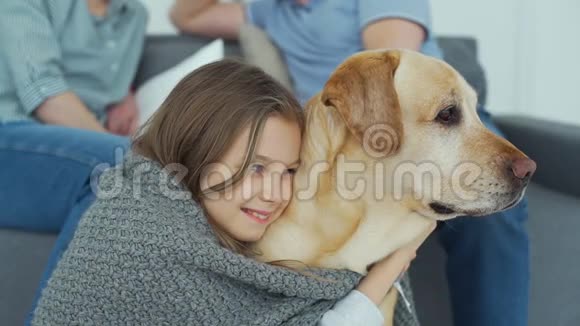 少女在家拥抱狗的特写镜头视频的预览图