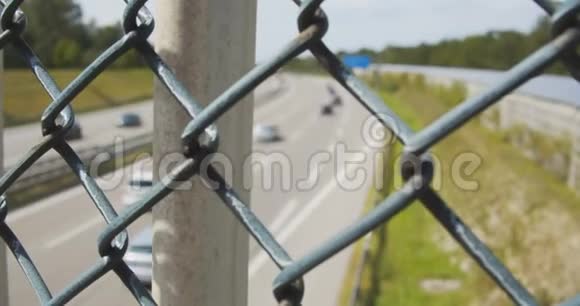 从高速公路上的金属网格中寻找视频的预览图