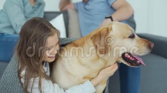 在家拥抱狗的快乐少女特写视频的预览图