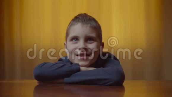 自闭症男孩坐在办公桌前表现情绪的肖像有自闭症的孩子在家笑自闭症意识视频的预览图