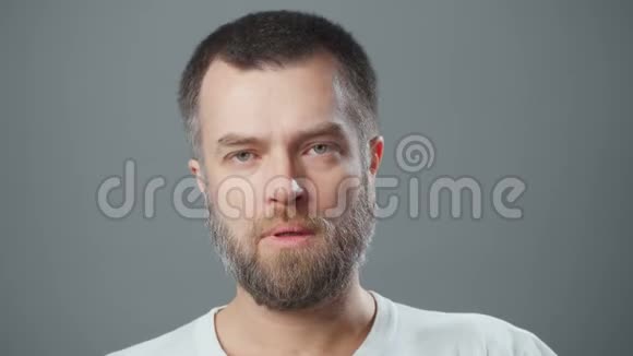 留胡子的体贴男人的录像视频的预览图