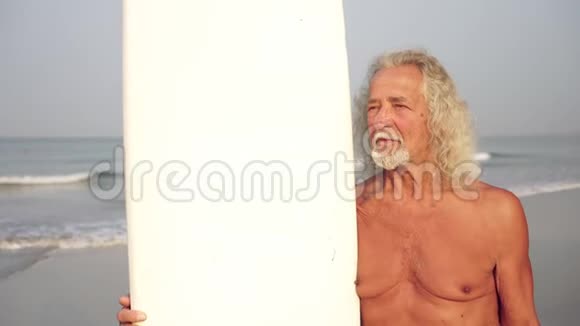 有冲浪的老人有冲浪板的老人视频的预览图